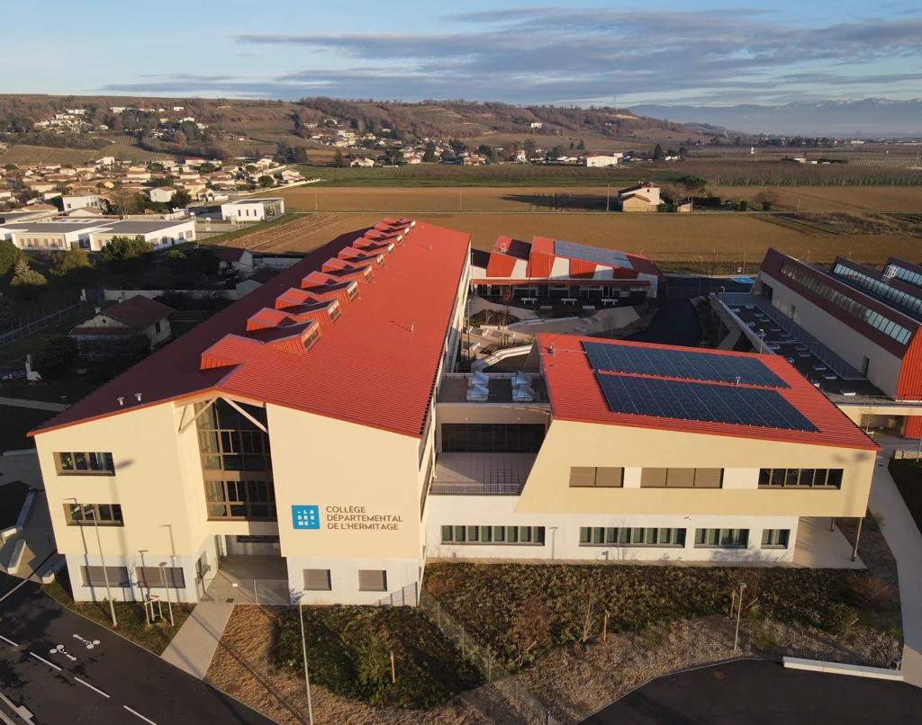 Pose de panneaux solaires sur college