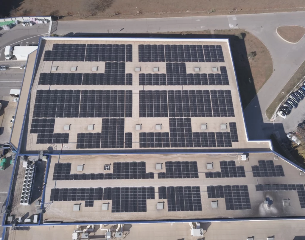 pose de panneaux solaires sur un supermarché