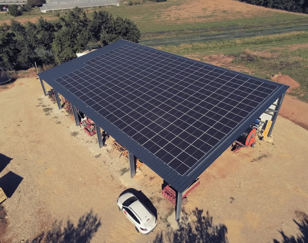 Carport solaire dans une ferme