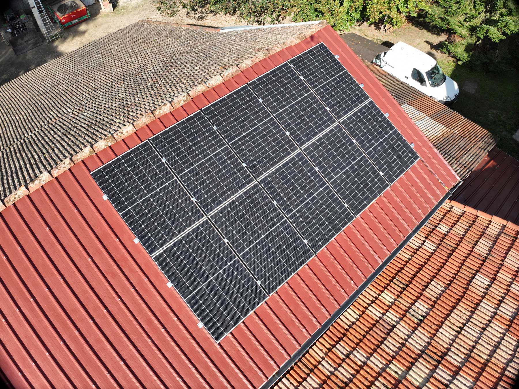 panneaux solaires sur le toit d'un particulier